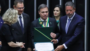 O ministro do STF André Mendonça recebeu a medalha na solenidade