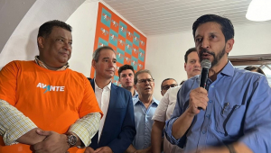 Ricardo Nunes discursa ao lado de políticos que apoiam a sua reeleição