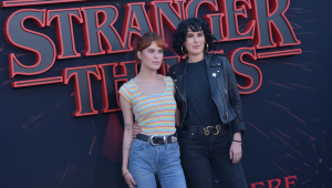 A atriz norte-americana Rumer Willis (dir) e sua irmã atriz norte-americana Tallulah Willis comparecem à estreia de "Stranger Things 3" da Netflix no Barnum Hall da escola secundária de Santa Monica