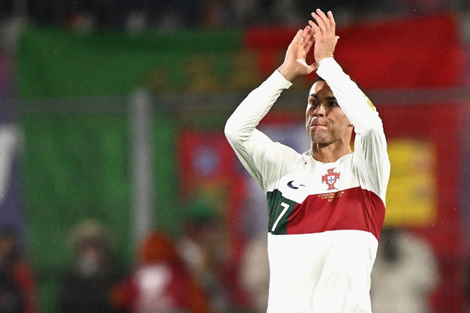 O atacante português nº 07, Cristiano Ronaldo, agradece a multidão ao deixar o campo durante a partida de futebol de qualificação do Grupo J da UEFA Euro 2024