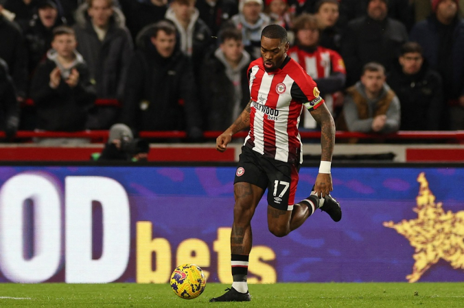 O atacante inglês nº 17 do Brentford, Ivan Toney, corre com a bola durante a partida de futebol da Premier League inglesa entre Brentford e Nottingham Forest