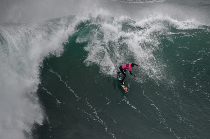 Brasileiro Lucas Chumbo em onda gigante em Nazaré, Portugal