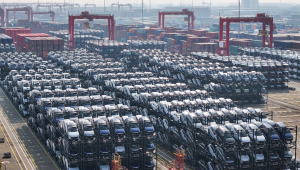 Carros elétricos na china aguardam para ser carregados