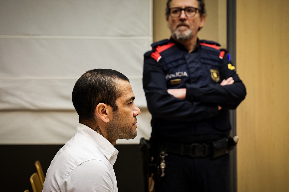 El condenado por violación Daniel Alves pide la libertad temporal del juicio en España
