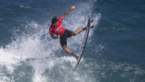 O brasileiro Gabriel Medina compete na rodada 5 masculina da bateria 1 durante o dia 7 dos ISA World Surfing Games