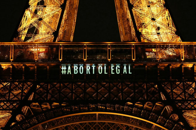 Franceses comemoram aprovação do aborto na Constituição do pais