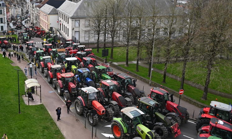 Pescadores e agricultores desfilam com tratores durante um protesto em Boulogne-sur-Mer, norte da Franç