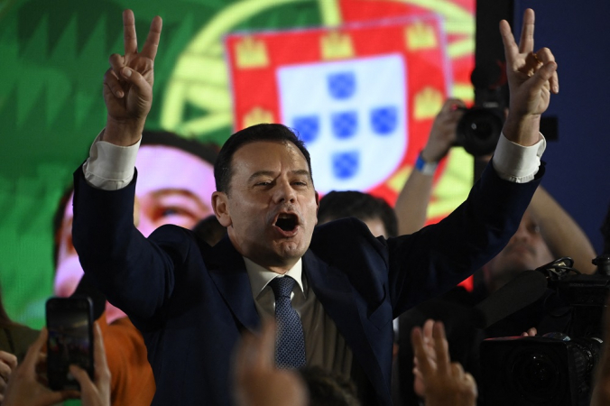 O líder da Aliança Democrática (AD), Luis Montenegro, celebra a sua vitória ao dirigir-se aos apoiantes na sede da noite eleitoral do partido, em Lisboa