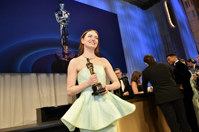 A atriz norte-americana Emma Stone segura seu Oscar de Melhor Atriz