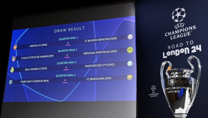 Os resultados são exibidos perto do troféu durante o sorteio das quartas de final e semifinais do torneio de futebol da UEFA Champions League