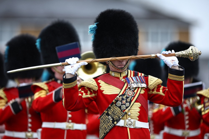 Guardas Irlandeses marcham durante o Desfile da Guarda Irlandesa para o Dia de São Patrício em Mons Barracks em Aldershot, sudoeste de Londres