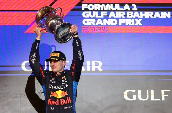 Max Verstappen levanta o troféu de campeão do GP do Bahrein