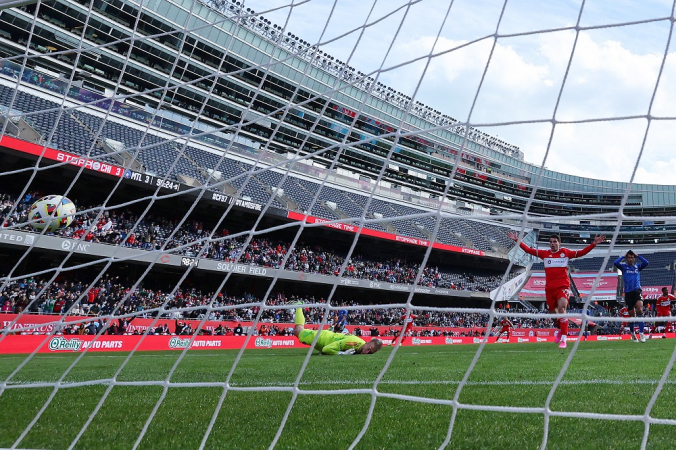 Georgios Koutsias # 19 do Chicago Fire FC comemora depois que Kellyn Acosta # 23 marcou gol contra Jonathan Sirois # 40 do CF Montréal