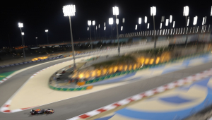 O piloto holandês Max Verstappen da Red Bull Racing em ação durante uma sessão de treinos para o Grande Prêmio de Fórmula 1 do Bahrein