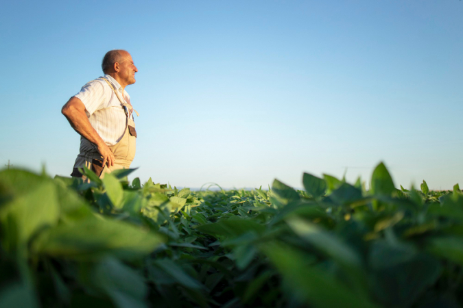 Produtor rural com olhar distante