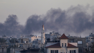 fumaça sobe após um ataque aéreo israelense durante uma operação militar em Khan Yunis, sul da Faixa de Gaza