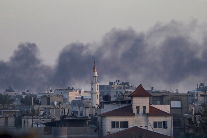 fumaça sobe após um ataque aéreo israelense durante uma operação militar em Khan Yunis, sul da Faixa de Gaza