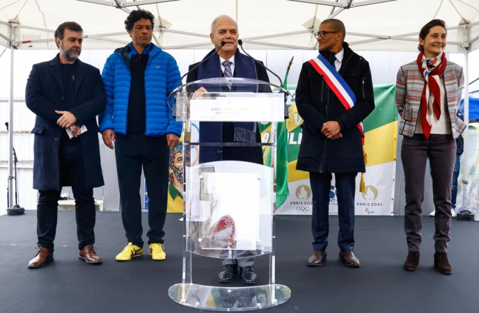 O ex-jogador Raí e o presidente da Embratur, Marcelo Freixo, participam de inaguruação de rua em homenagem ao craque brasileiro