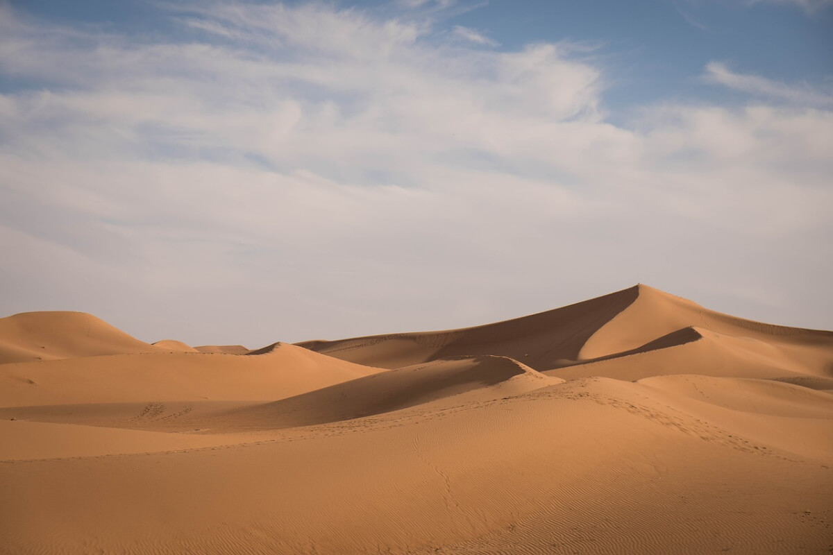 O Saara é o maior deserto quente do mundo, abrangendo uma grande área do continente africano 