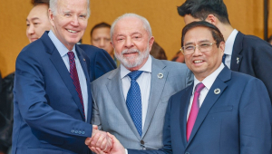 Lula entre JOe Biden e o primeiro ministro do Vietnâ, Pham Minh Chinh, todos dando as mãos