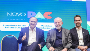 Geraldo Alckmin, Lula e Eduardo Leite sentados em evento no Rio Grande do Sul