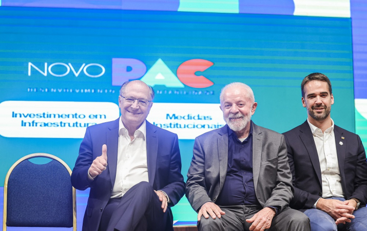 Geraldo Alckmin, Lula e Eduardo Leite sentados em evento no Rio Grande do Sul