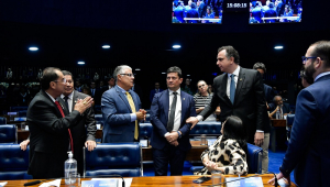 Rodrigo Pacheco conversa com os senadores Jorge Kajuru, Hamilton Mourão, Eduardo Girão, Sergio Moro e Damares Alves
