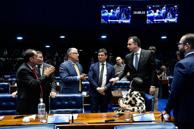 Rodrigo Pacheco conversa com os senadores Jorge Kajuru, Hamilton Mourão, Eduardo Girão, Sergio Moro e Damares Alves