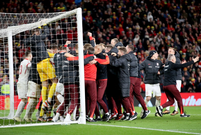 Jogadores da Polónia celebram após vencerem o desempate por grandes penalidades do 