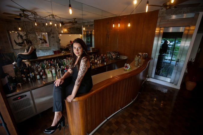 A chef Janaina Rueda, proprietária do Bar Dona Onça e Casa do Porco, é fotografada em seu apartamento no Edifício Copan