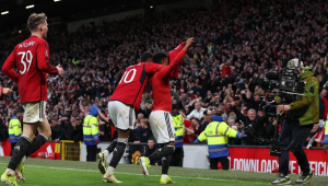 Amad Diallo, do Manchester United, mostra a camisa para a torcida após fazer o gol da classificação