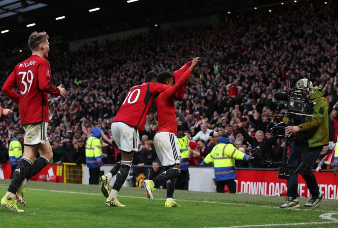 Amad Diallo, do Manchester United, mostra a camisa para a torcida após fazer o gol da classificação