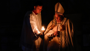 Papa Francisco (dir.) preside a Santa Missa da Vigília Pascal na Noite Santa de Páscoa na Basílica de São Pedro