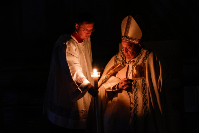 Papa Francisco (dir.) preside a Santa Missa da Vigília Pascal na Noite Santa de Páscoa na Basílica de São Pedro