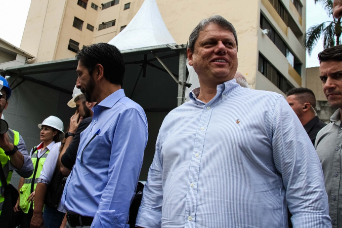O governador de São Paulo, Tarcísio de Freitas, e o prefeito capital Ricardo Nunes participam da cerimônia de chegada do tatuzão às obras da estação PUC-Cardoso de Almeida