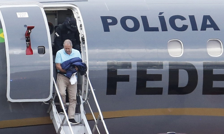 O deputado federal Chiquinho Brazão (União Brasil-RJ), um dos suspeitos de mandar matar a vereadora Marielle Franco, desembarca de avião da Polícia Federal