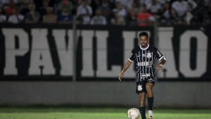 O lateral-esquerdo Matheus Bidu durante o amistoso contra o Londrina