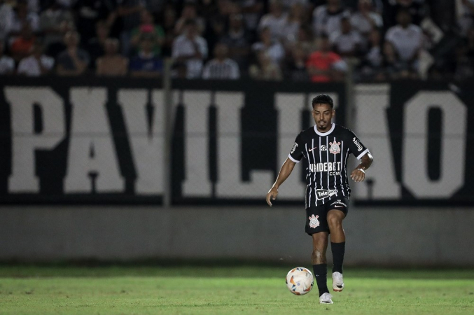 O lateral-esquerdo Matheus Bidu durante o amistoso contra o Londrina