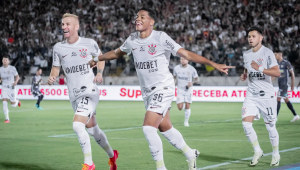Wesley, jogador do Corinthians, comemora seu gol com jogadores do seu time durante partida contra o Cianorte