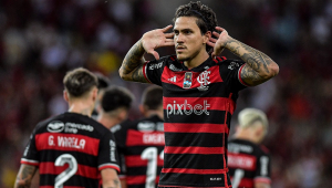 Pedro, jogador do Flamengo, comemora seu gol durante partida contra o Nova Iguaçu