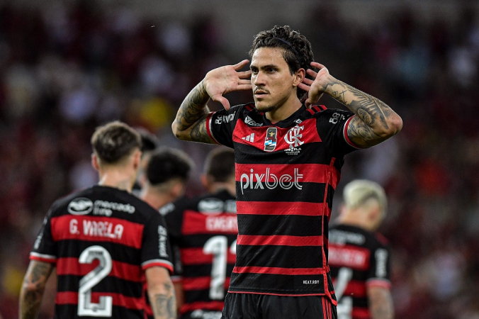 Pedro, jogador do Flamengo, comemora seu gol durante partida contra o Nova Iguaçu