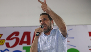 O deputado federal e pré-candidato a prefeito Guilherme Boulos (PSOL-SP) durante evento do Movimento Salve São Paulo com a presença da deputada estadual Thainara Farias (PT) e de Neti Araújo