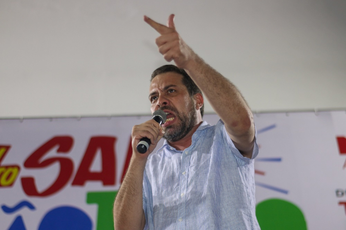 O deputado federal e pré-candidato a prefeito Guilherme Boulos (PSOL-SP) durante evento do Movimento Salve São Paulo com a presença da deputada estadual Thainara Farias (PT) e de Neti Araújo