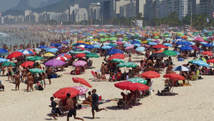 Movimentação intensa de banhistas na Praia de Copacabana, na zona sul da cidade do Rio de Janeiro
