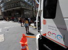 Caminhão da Enel parado a luz do dia no centro de São Paulo