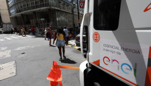 Caminhão da Enel parado a luz do dia no centro de São Paulo