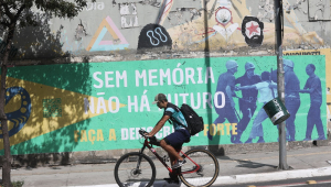 Mural faz alusão ao regime militar de 1964, que completa 60 anos este ano, na região central da cidade de São Paulo