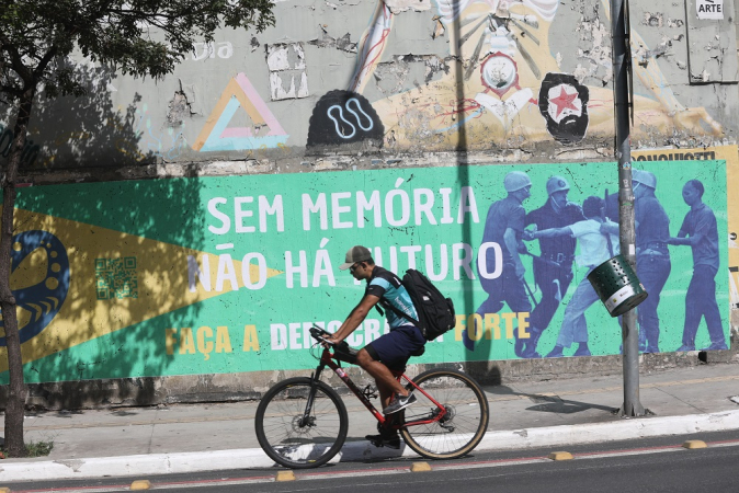 Mural faz alusão ao regime militar de 1964, que completa 60 anos este ano, na região central da cidade de São Paulo