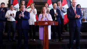 Fotografia cedida pela Presidência do Peru da presidente, Dina Boluarte, durante discurso à Nação na companhia de seu gabinete de Ministros, neste sábado no Palácio do Governo, em Lima