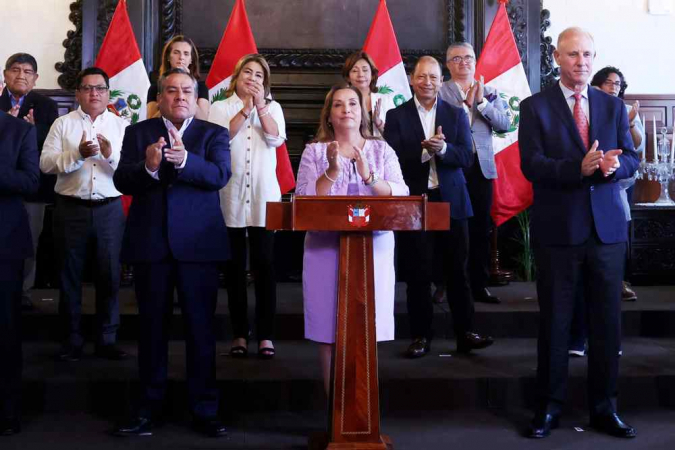 Fotografia cedida pela Presidência do Peru da presidente, Dina Boluarte, durante discurso à Nação na companhia de seu gabinete de Ministros, neste sábado no Palácio do Governo, em Lima